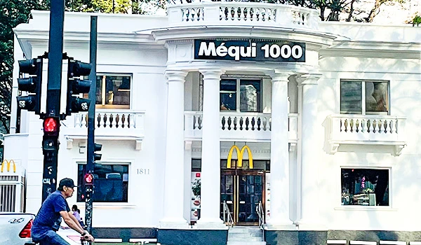 Foto da fachada do Méqui 1000, a lanchonete do Mac Donalds na Avenida Paulista que virou atração turística.