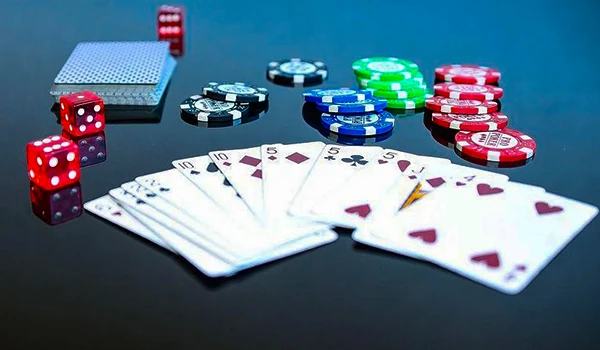 Baralho de cartas, fichas de poker, dados e copo de cerveja sobre mesa, jogos de azar e poker. Cassino Punta del Este.