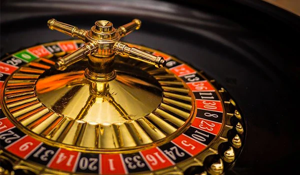 Roleta de cassino tradicional com detalhes em dourado e cores vibrantes, representando jogo de azar e apostas. Cassino Punta del Este.