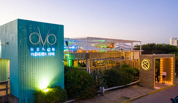 Imagem do OV Beach em Punta del Este, com estrutura moderna e iluminação vibrante, perfeito para um dia de lazer e diversão à beira-mar.