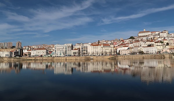 Foto da vista da cidade de Coimbra com seus prédios histórico, ideal para a Lua de Mel em Portugal.