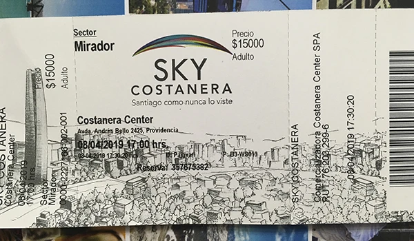 Ingresso do tour Sky Costanera em Santiago, Chile, com vista panorâmica da cidade, incluindo detalhes do ticket de entrada para o setor Mirador.