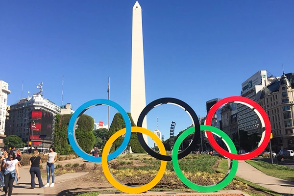 Imagem do com as famosas argolas do circuito olímpico na frente do Obelisco em Buenos Aires.