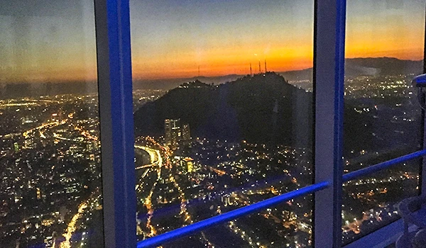 Vista panorâmica de Santiago, de cima da torre Sky Costanera, onde se observar o entardecer.