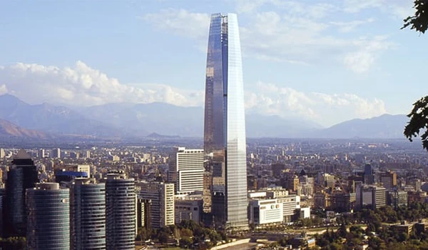 Imagem do arranha-céu Torre Sky Costanera de Santiago do Chile, um símbolo da arquitetura moderna e destaque na linha do horizonte da cidade.