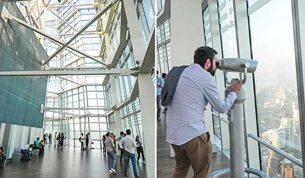 Visitantes no observatório de um prédio alto, olhando a cidade por telescópios telescópios no interior com muita luz natural. Vista panorâmica de uma cidade moderna, Sky Costanera altura.