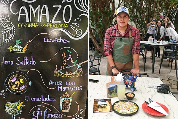 Foto dividida em duas partes. À esquerda, um quadro-negro decorado apresenta o nome “AMA.ZO – Cozinha Peruana” e ilustrações de pratos e bebidas, com itens como ceviche, lomo saltado, arroz con mariscos, cremoladas e gin Amazo. À direita, uma pessoa usando boné, camisa xadrez vermelha e avental verde está em pé atrás de uma mesa com pratos de comida, bebidas e utensílios, em um ambiente externo cercado por árvores. Amazo restaurante peruano.