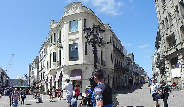 Foto da região central de Montevidéu próximo do Mercado.