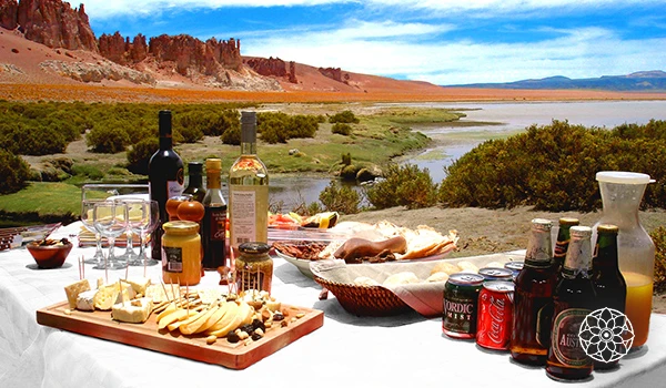 Foto de um piquenique com vista para o Deserto do Atacama no Chile.