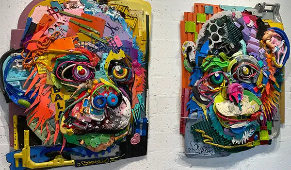 Obras de arte de animais feitas com objetos reciclados, representando um cachorro e um cachorro de pelúcia, destacando criatividade e sustentabilidade. O que fazer em Wynwood, Miami.