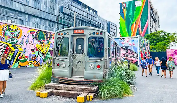 Trêm de transporte urbano decorado com arte urbana e colorida. O que fazer em Wynwood, Miami.