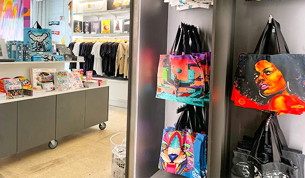 Imagens de roupas, bolsas e acessórios fofos e coloridos em uma loja de presentes e moda infantil, ideal para quem busca produtos divertidos e estilosos.