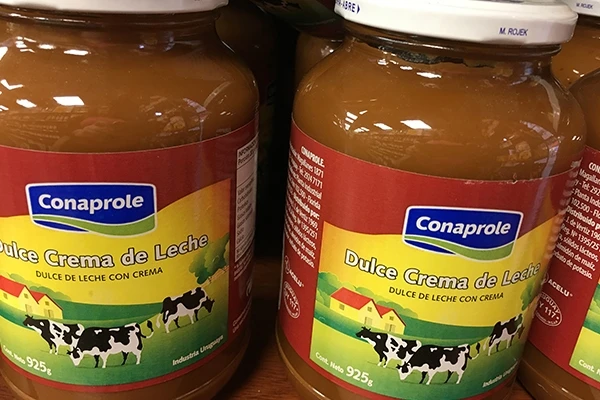Imagem de geleia de leite Dulce Crema de Leche Conaprole em frascos, ideal para receitas doces e lanches, com embalagem atraente e destacada.