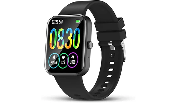 Relógio inteligente moderno com pulseira preta, display colorido mostrando dados de atividades físicas como passos, batimentos cardíacos e calorias queimadas. Dicas para presente quem gosta de viajar.