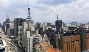 Foto da avenida Paulista e os prédios de São Paulo.