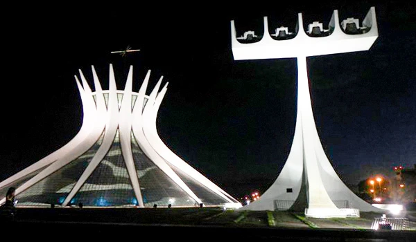 Imagem da cidade de Brasília ao entardecer, destacando a Catedral Metropolitana de Brasília simbolizando arquitetura moderna. Lua de Mel em Brasília.
