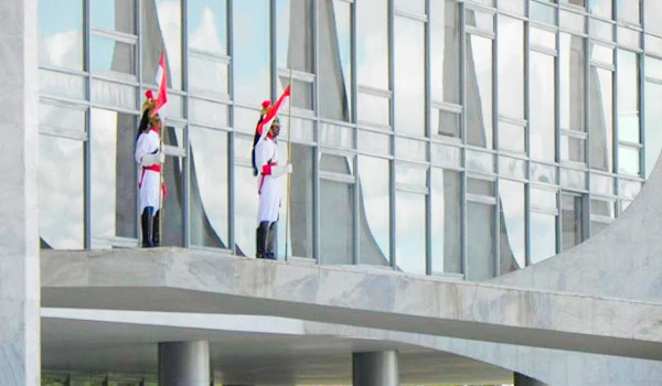 Guardas de honra na frente do Palácio do Planalto, demonstrando disciplina e patriotismo no Brasil.