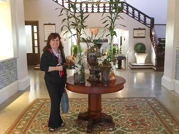 Deusa Rodriguesno hall do Hotel Cataratas, decorado com flores e plantas em um ambiente elegante, transmitindo uma sensação de acolhimento e charme.