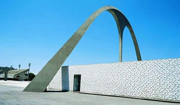 imagem do Sambódromo com sua estrutura arquitetônica única e modernas curvas de concreto sob o céu azul.
