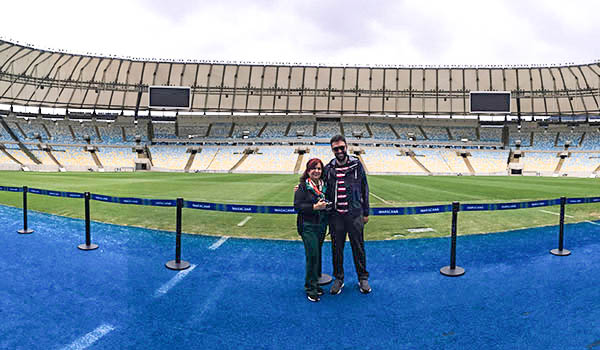Visita ao Maracanã. aproveitando o ambiente ao ar livre com arquibancadas ao fundo.