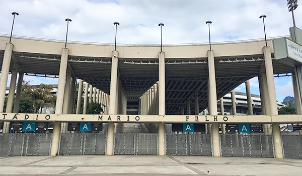 Fachada do Estádio na visita ao Maracanã, símbolo do futebol brasileiro, com arquibancadas e iluminação, localizado no Rio de Janeiro, Brasil.
