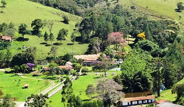 Foto aérea da Fazenda Alvorada, com vegetação abundante com muito verde, um dos hotéis fazenda com passeio a cavalo.