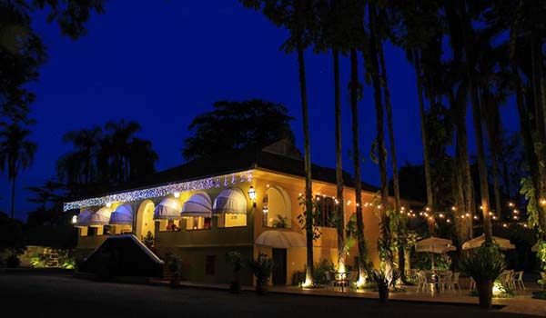 Foto noturna do casarão Hotel Clube dos 500, uma da propriedades com passeio a cavalo no interior de SP>