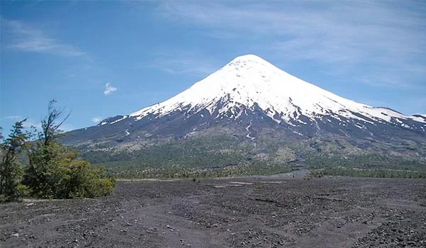 Foto do vulcão Osorno na Patagônia, durante a Travessia dos Lagos Andinos.