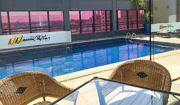 Foto da área de piscina do Noumi Hotel em Campinas.