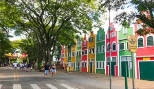 Foto da fachada colorida com casas em estilo holandês na cidade de Holambra. Lua de Mel em Campinas.