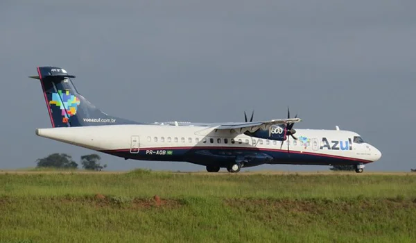 Foto de um avião da Azul companhia aérea que tem sede em Campinas.