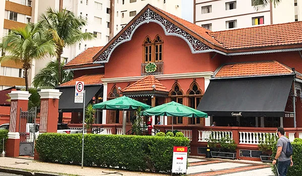 Foto de uma casa histórica pintada de cor de terra onde funciona o restaurante Giovanneti em Cambuí, ideal para Lua de Mel em Campinas.