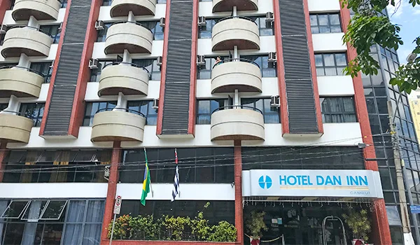 Foto do Hotel Dan Inn onde aparece a fachada com varandas dos apartamentos em Campinas.