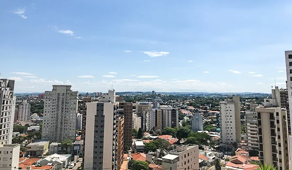 Vista da cidade na Lua de Mel em Campinas visto do mirante de um hotel, onde aparece prédios e áreas verdes.