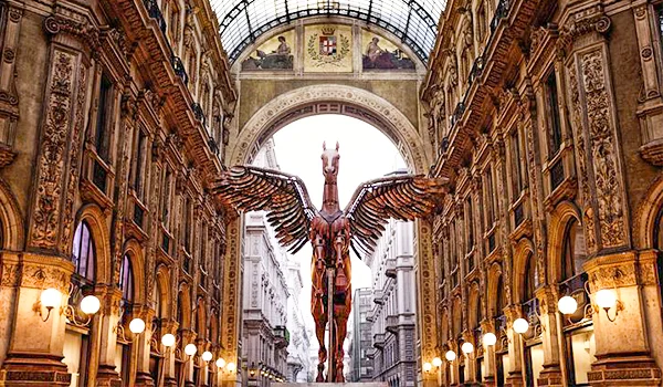 Foto de uma galeria histórica na Itália onde aparece a escultura de um cavalo de asas.