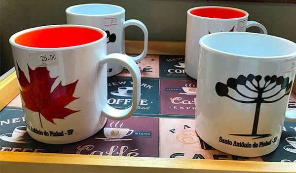 Conjunto de canecas personalizadas com desenhos de folhas de bordo e símbolos religiosos, ideal para promover momentos de descanso e café. Lua de Mel em Santo Antônio do Pinhal.