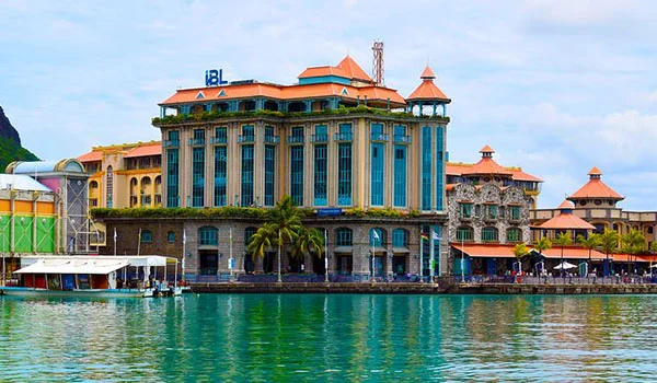 Foto de uma prédio colorido em Port Louis - Mauritius a beira mar, com diversas lojas e restaurantes. 
