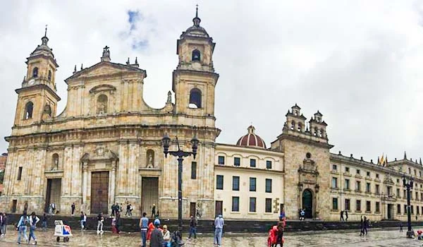 Imagem da Igreja de São Francisco em Bogotá, Colômbia, destacando sua arquitetura colonial e seu interior histórico. Localização popular para visitas turísticas e culturais.