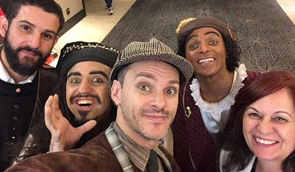 Grupo de professores da Escola de Magia e Bruxaria, sorrindo e posando para uma selfie em um ambiente interno, com expressão feliz e descontraída. Harry Potter em Campos do Jordão.