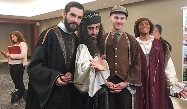 Cena com pessoas vestidas com roupas de época, possivelmente atores ou participantes de uma encenação histórica, sorrindo e interagindo durante um evento. Harry Potter em Campos do Jordão.