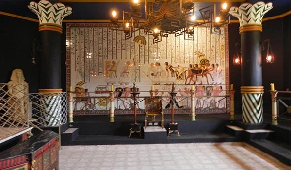 Decoração de museu com exposição de artefatos e pinturas antigas, com iluminação suave e detalhes culturais tradicionais. Harry Potter em Campos do Jordão.