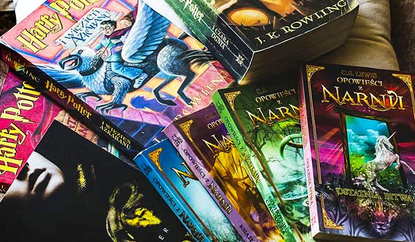 Coleção de livros de Harry Potter e Nárnia empilhados, incluindo edições de J.K. Rowling e C.S. Lewis. Harry Potter em Campos do Jordão.