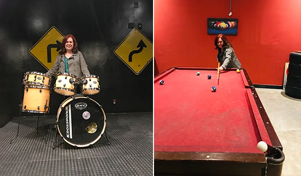 Deusa Rodrigues sorridente ao lado de um conjunto de bateria em um espaço com decoração divertida, e em outra imagem jogando sinuca.