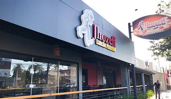 Fachada do Jhozeff Lanche Pizza Bar, um restaurante de pizza convidativo e moderno, ideal para encontros e refeições deliciosas em família.