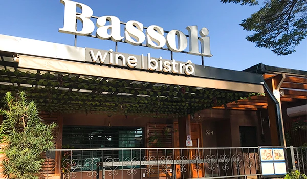 Fachada do Bassoli Wine Bistrô, um local aconchegante para desfrutar de vinhos e pratos finos em um ambiente agradável.