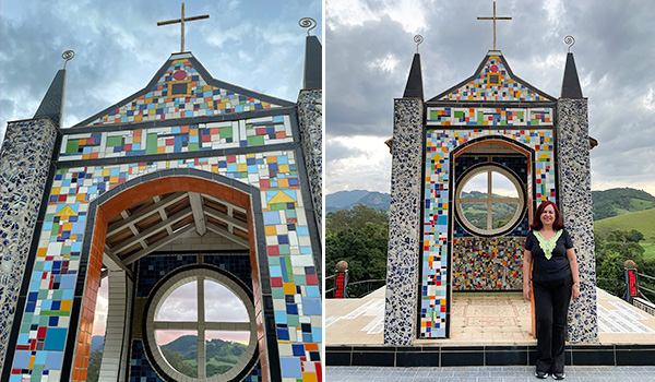 Capela de pedra revestida com mosaicos coloridos e uma cruz no topo, situada em meio a paisagens montanhosas sob céu parcialmente nublado.  O que fazer em São Bento do Sapucaí.