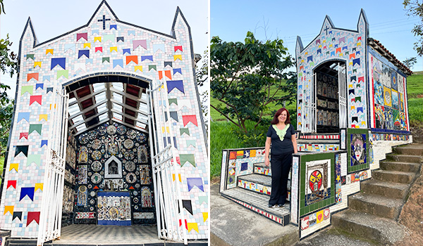 Detalhes da fachada de uma pequena capela com cores vibrantes e mosaicos, situada ao ar livre, rodeada de vegetação. Ao lado, Deusa Rodrigues posa na escadaria.  O que fazer em São Bento do Sapucaí.