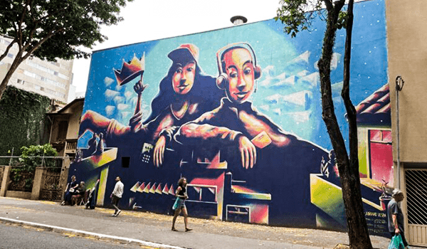 Foto de uma painel de grafite bem colorido, em que foi retratado 2 homens localizado na rua Canuto do Val.