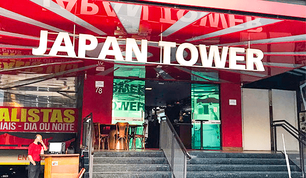 Foto da entrada com placa Japan Tower, um bares da Santa Cecília que tem no cardápio comida japonesa, propriedade da empresária Lilian Gonçalves.