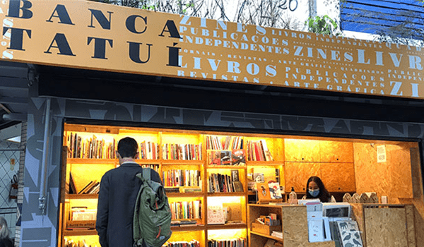 Foto da Banca Tatuí com diversos livros na rua Barão de Tatuí.